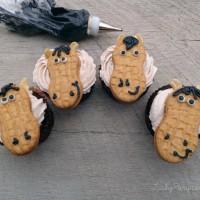DIY easy horse cupcakes with nutter butters
