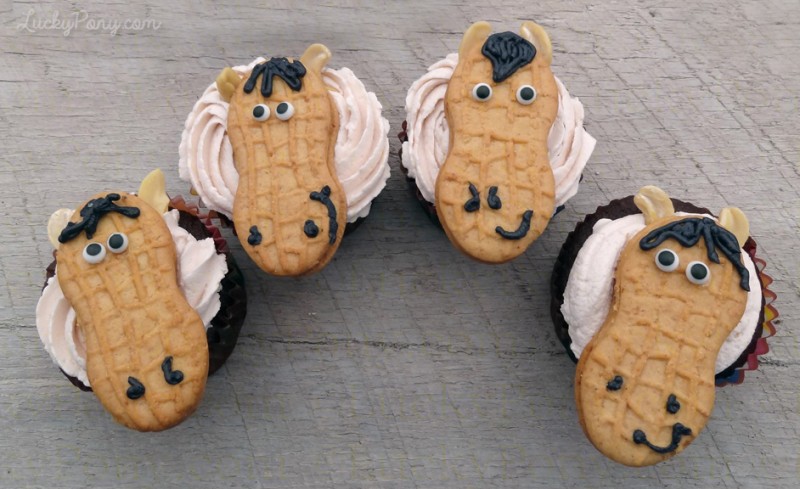 quick decorated horse cupcake- arranged in arch