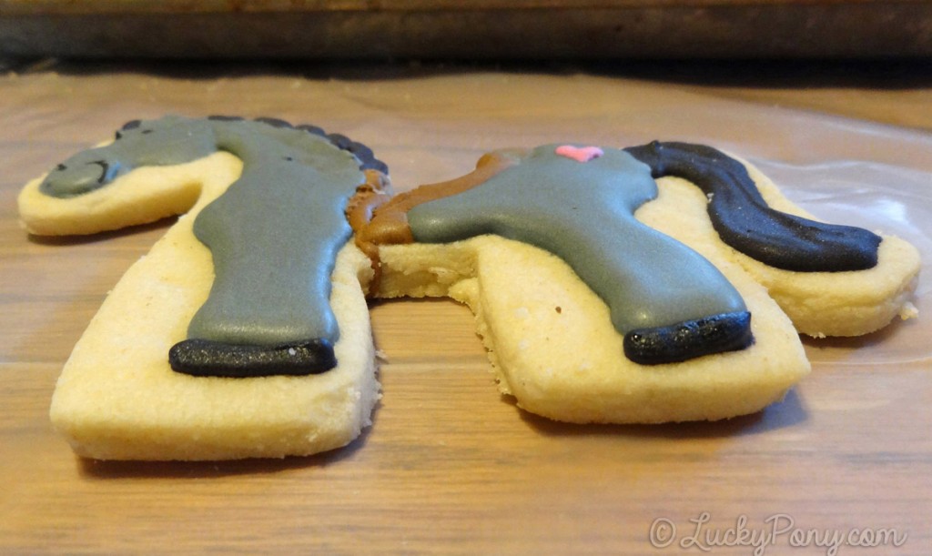 use icing to repair broken sugar cookie